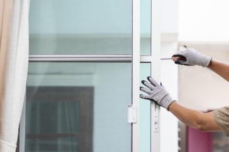 Moustiquaire PVC ou aluminium, quel choix pour votre porte &agrave; Chen&ocirc;ve ?